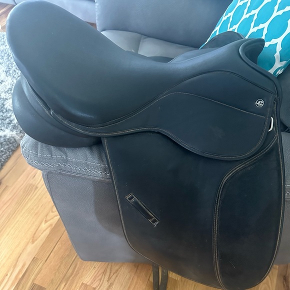 16” Thorowgood Dressage Saddle - Picture 10 of 16